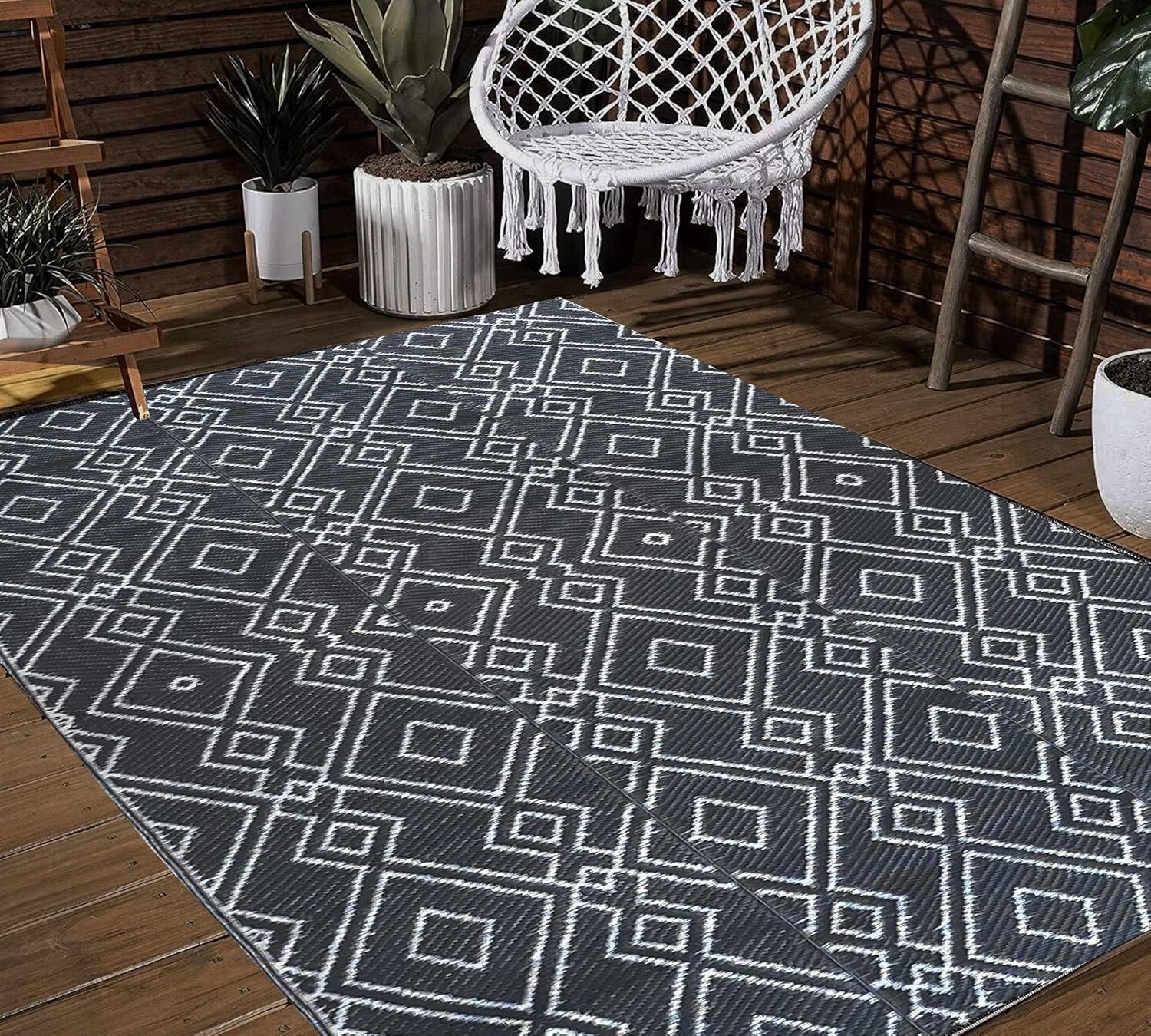 4 X 6 FT Outdoor Camping Rugs Plastic Straw Rug Reversible Mats RV Rugs Carpet for outside Patio, Beach, Deck, Pool, Balcony (4' X 6 ', Black & White)